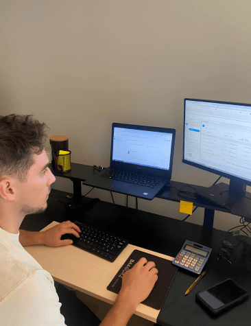 Alex Lainé au travail devant ses écrans
