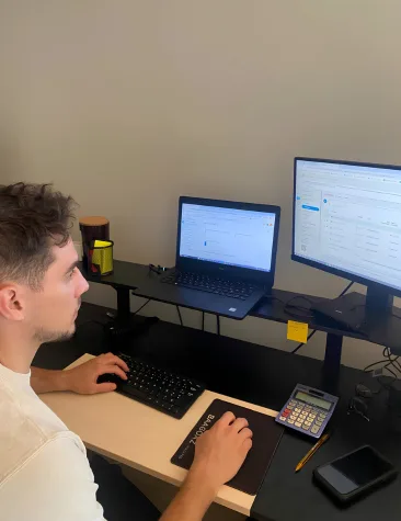 Alex Lainé au travail devant ses écrans